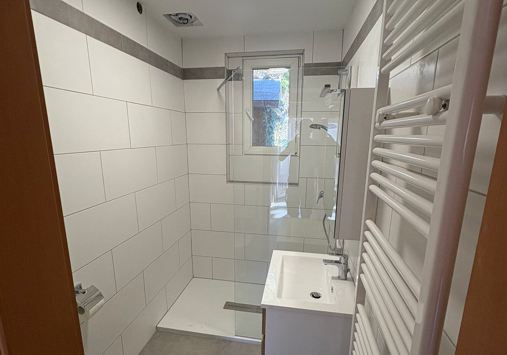 Fertig saniertes Badezimmer von WSI Installationen in Aspang-Markt, Bezirk Neunkirchen