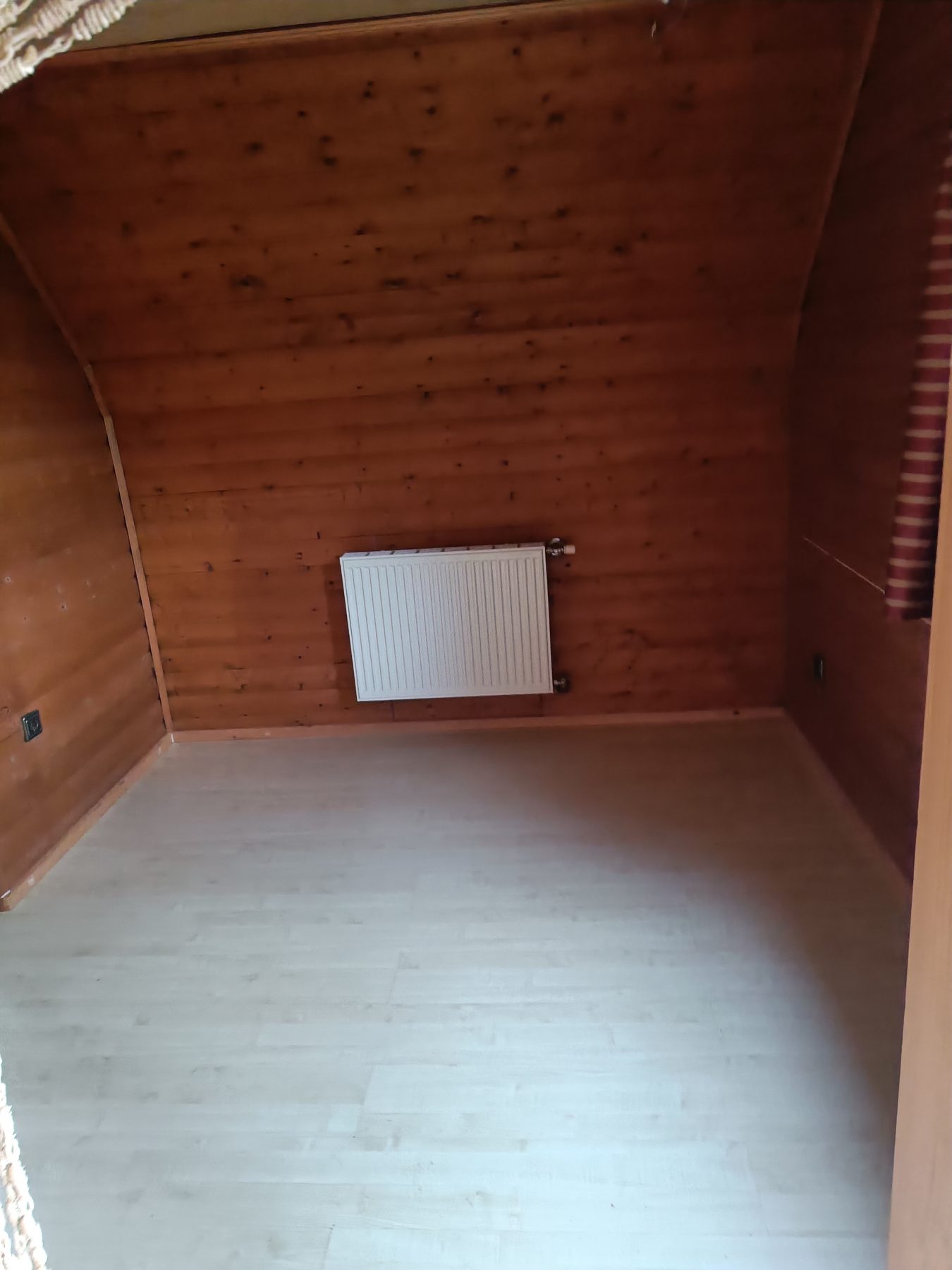 Badezimmer Obergeschoss vorher – ehemalige Küche mit Holzverkleidung