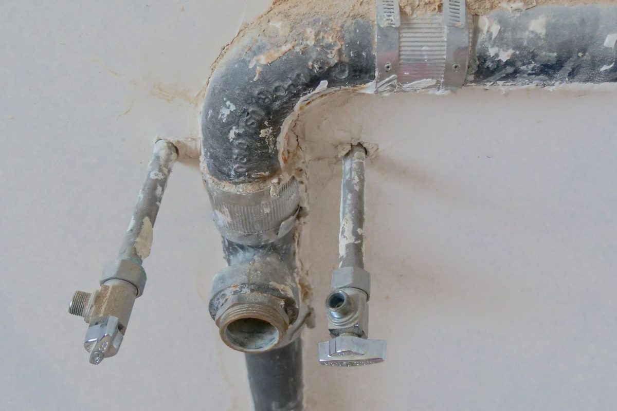 Korrodierte Wasserleitung mit Absperrventil – Notfalldienst bei Rohrbruch