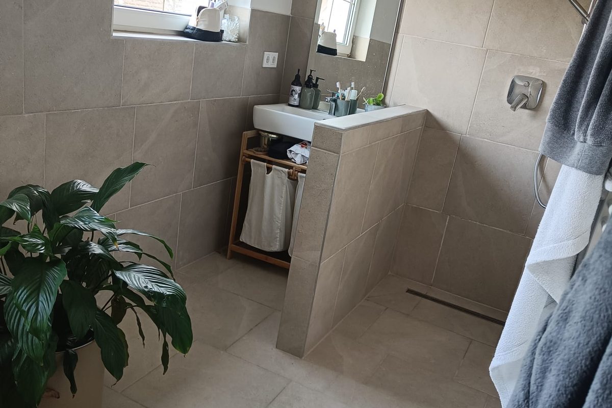 Sanitärinstallation – Waschtisch und bodengleiche Dusche, Bezirk Neunkirchen