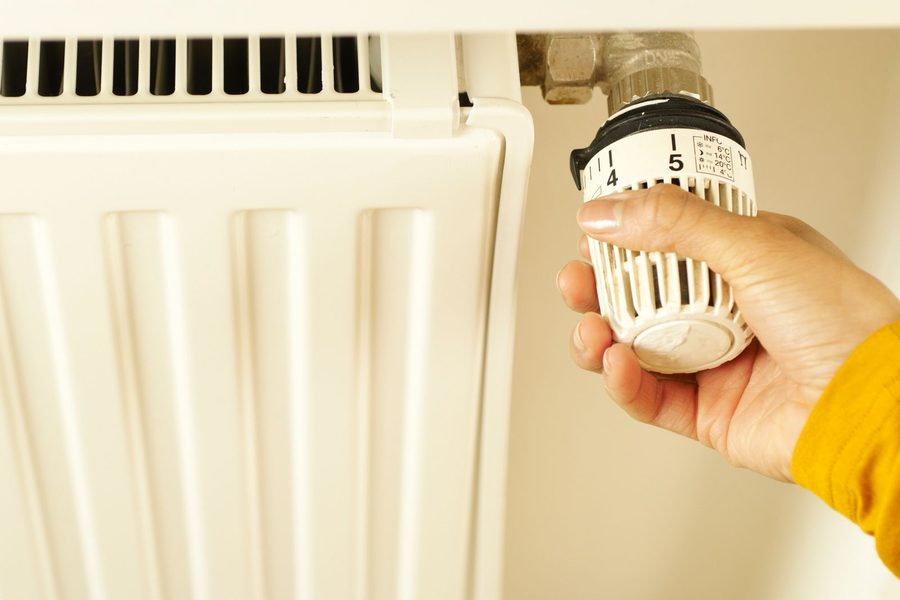 Wartung von Heizungsanlagen – Thermostat am Heizkörper, Raum Neunkirchen